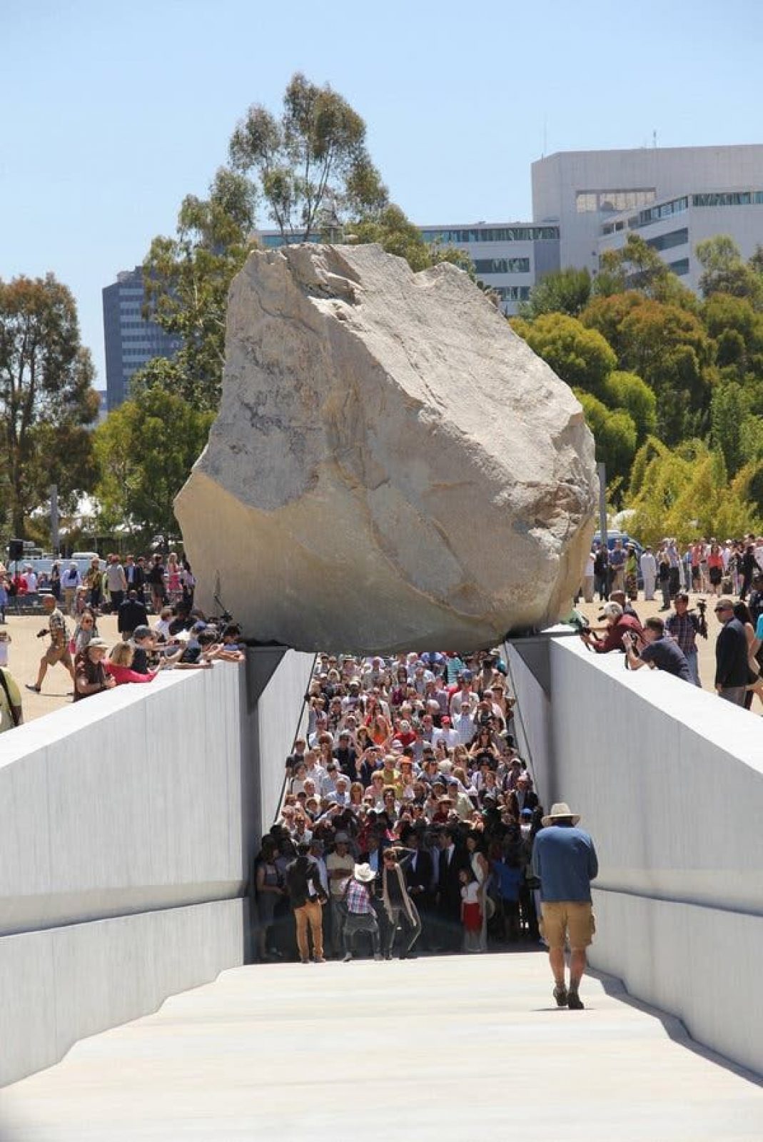 Levitated Mass | Michael Heizer - Arch2O.com