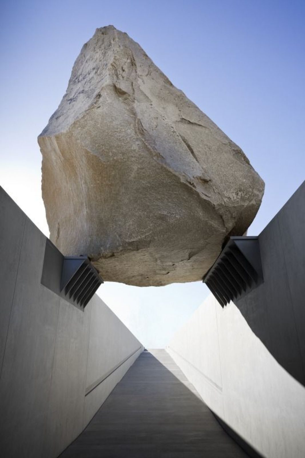 Levitated Mass | Michael Heizer - Arch2O.com