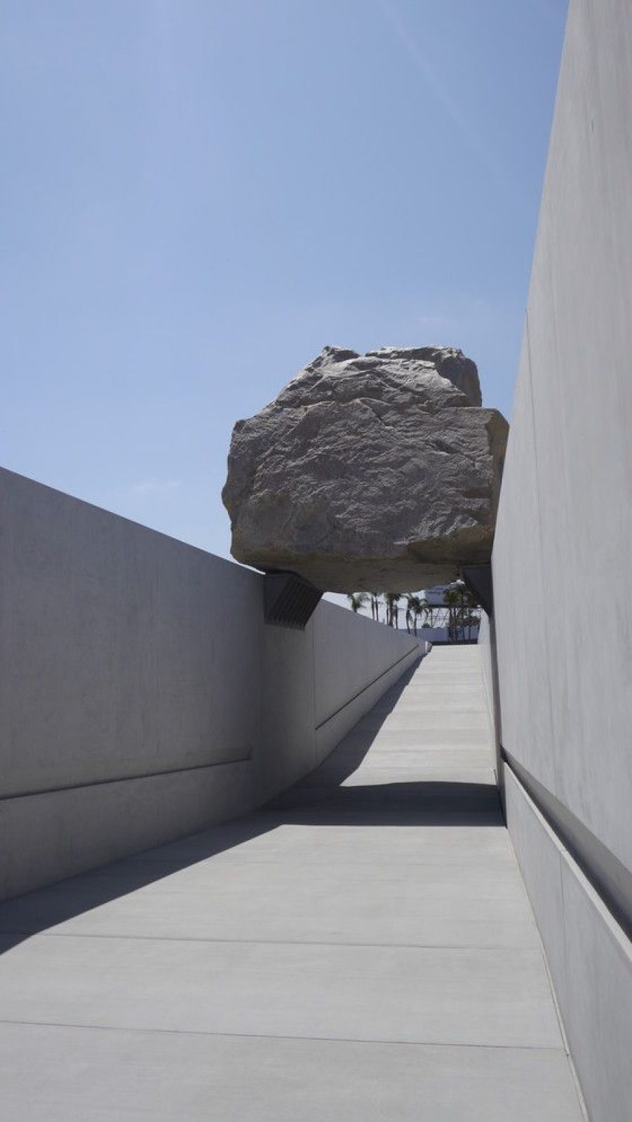 Levitated Mass | Michael Heizer - Arch2O.com