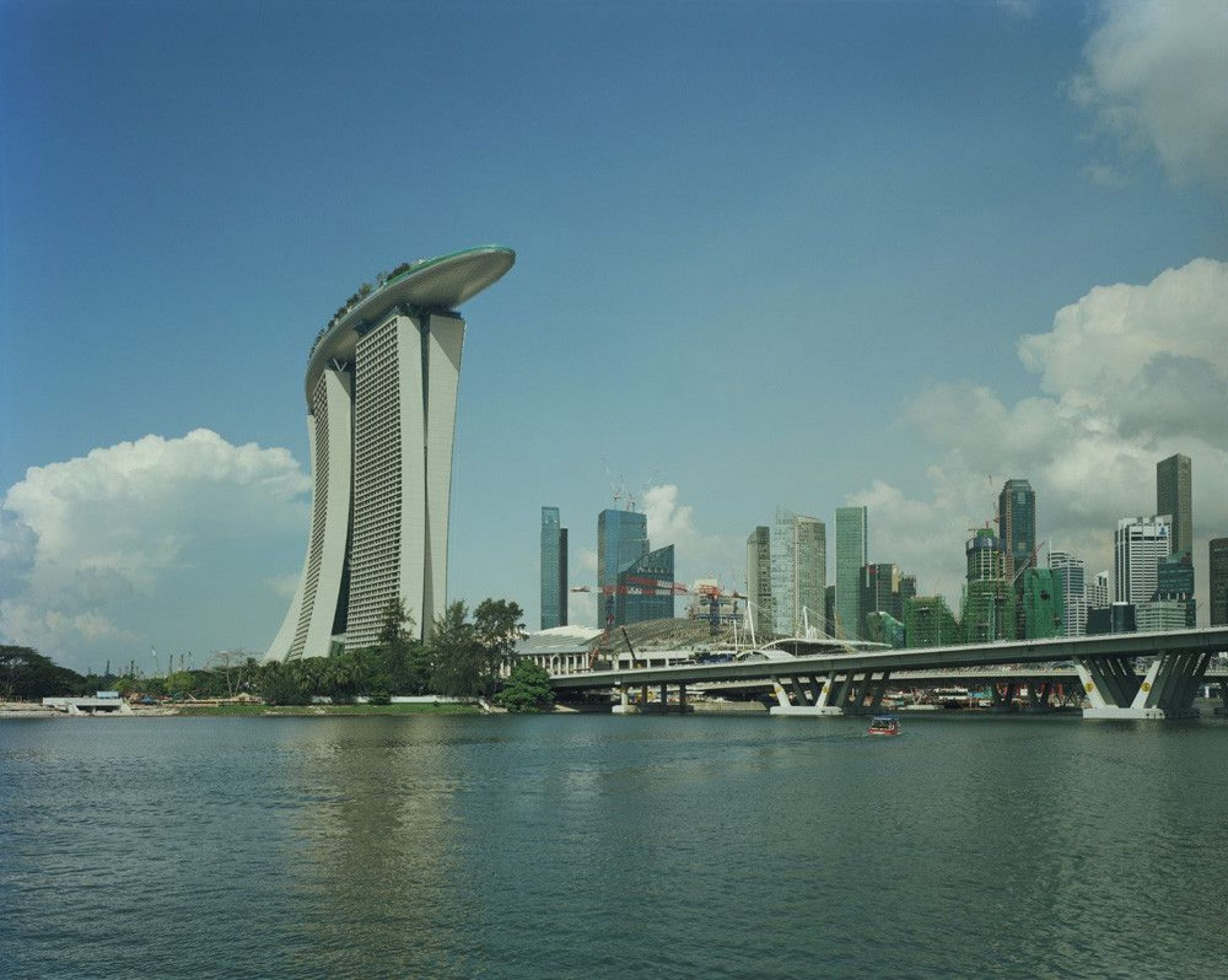 Marina bay. Марина Бэй Сэндс Сингапур. Отель Мария Бэй Санс в Сингапуре. Сингапур Marina Bay Архитектор. Marina Bay Sands (Сингапур, 2010) формообразование.