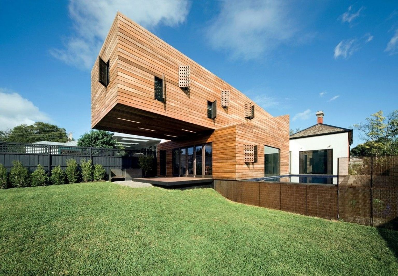 10 Amazing Cantilevered House Designs