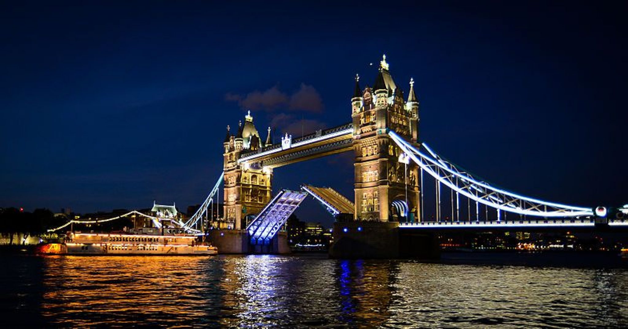 Tower bridge. Тауэрский мост Великобритания. Достопримечательности Англии Тауэрский мост. Тауэрский мост символ Лондона. Тауэрский мост 19 век.