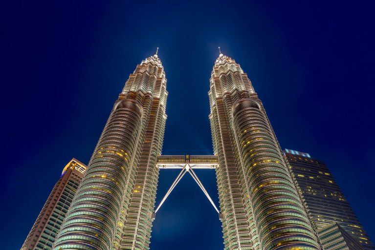 8 Impressive and Thrilling Buildings With a Sky Bridge - Arch2O.com