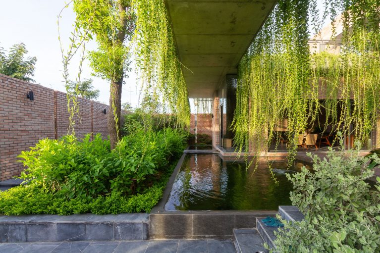 Greenery Curtain House | HGAA - Arch2O.com