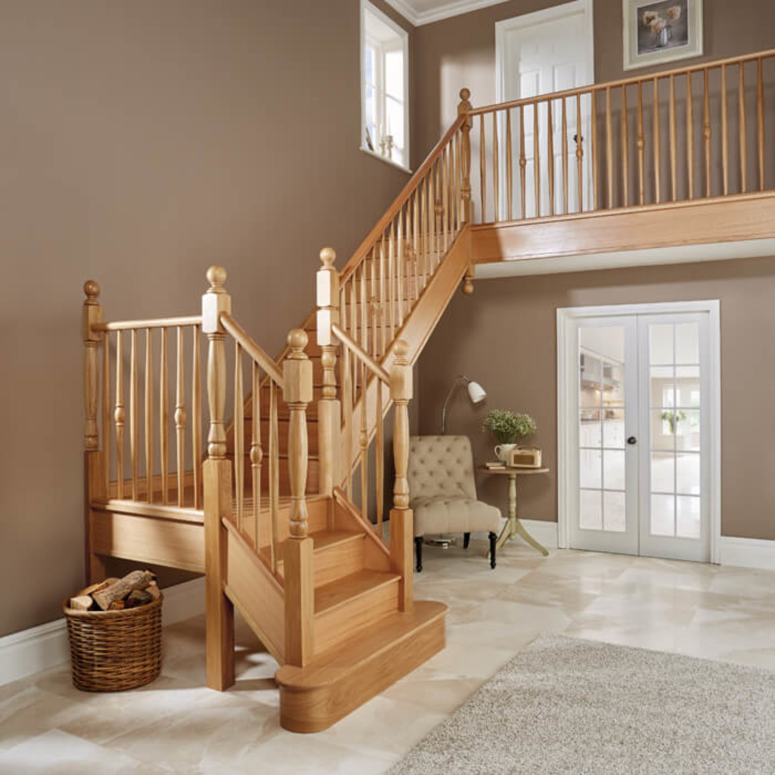 Лестница в доме на второй этаж. Деревянная лестница. Лестница на второй этаж деревянная. Деревянные лестницы в частном доме. Лестницы для частного дома из дерева.