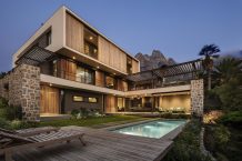 Impressive South African House Opens to Limitless Views!